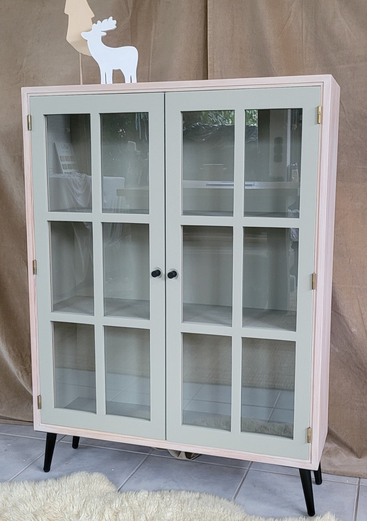 Vitrine "Jule" in schlichtem Hygge- Look