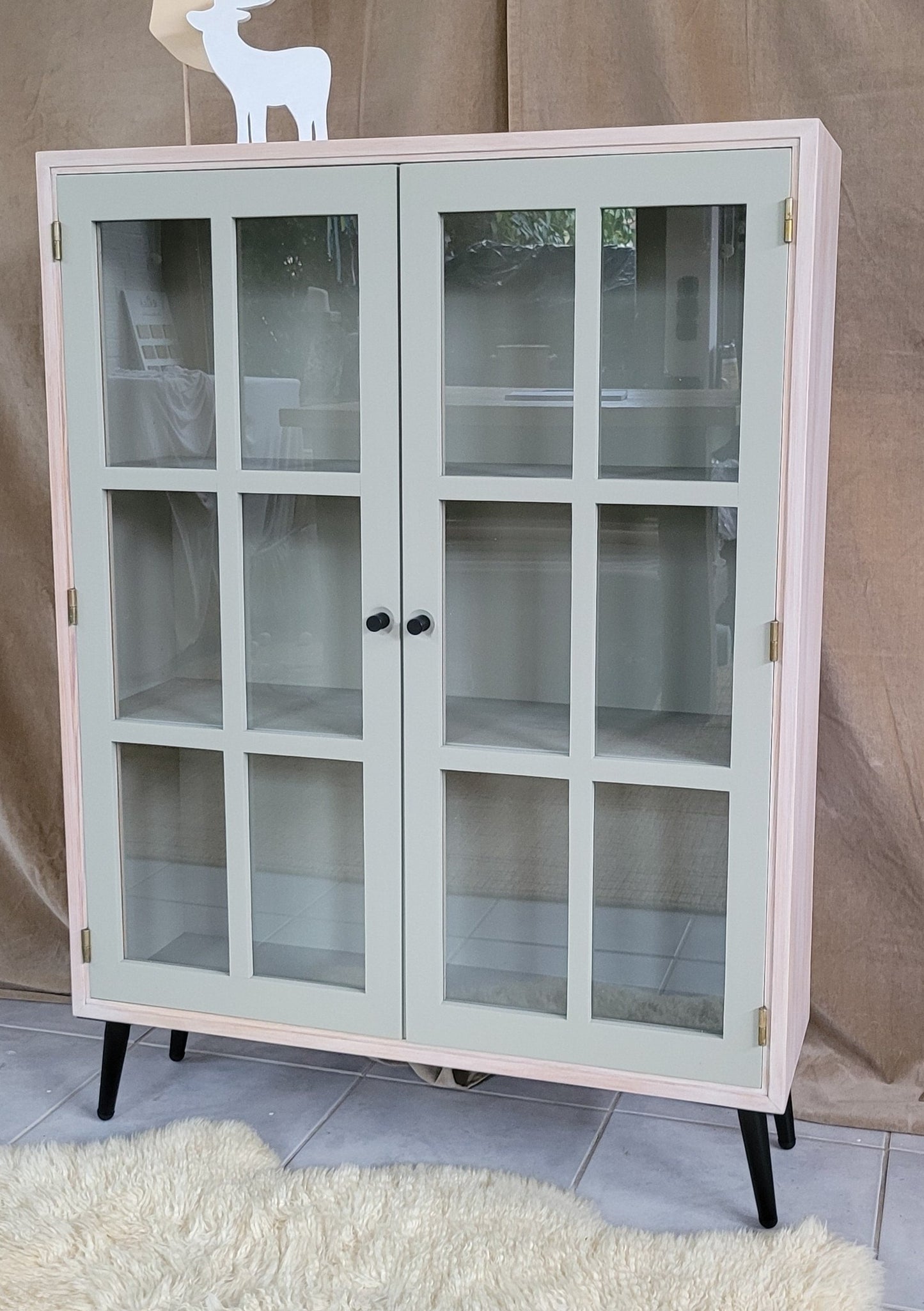 Vitrine "Jule" in schlichtem Hygge- Look