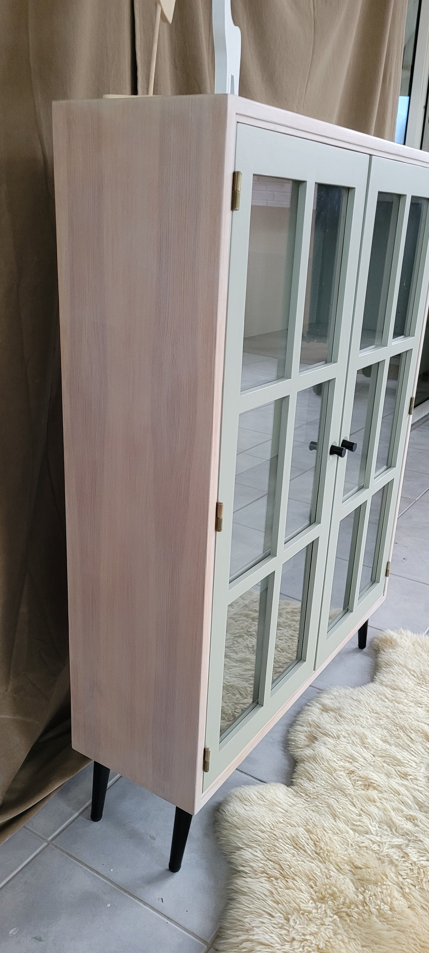 Vitrine "Jule" in schlichtem Hygge- Look
