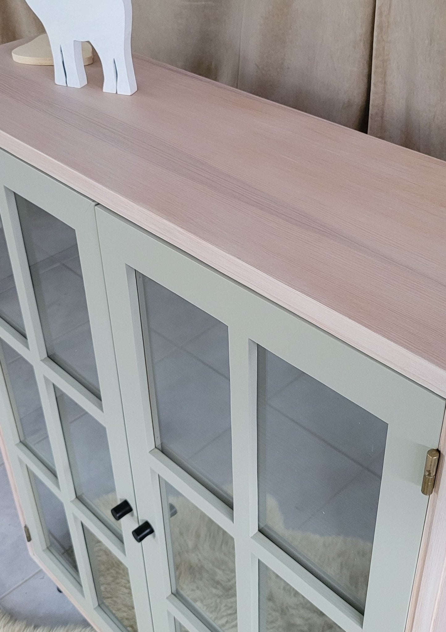 Vitrine "Jule" in schlichtem Hygge- Look