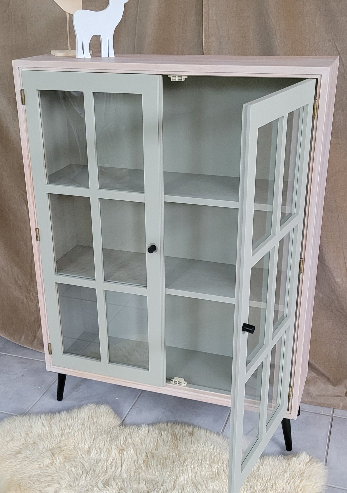Vitrine "Jule" in schlichtem Hygge- Look