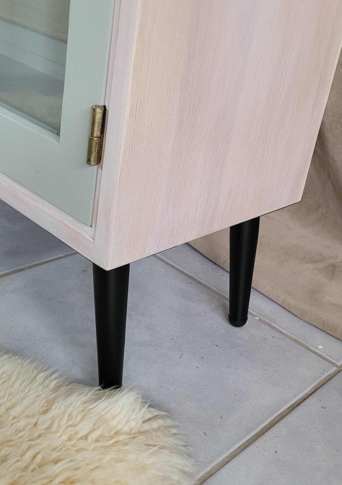 Vitrine "Jule" in schlichtem Hygge- Look