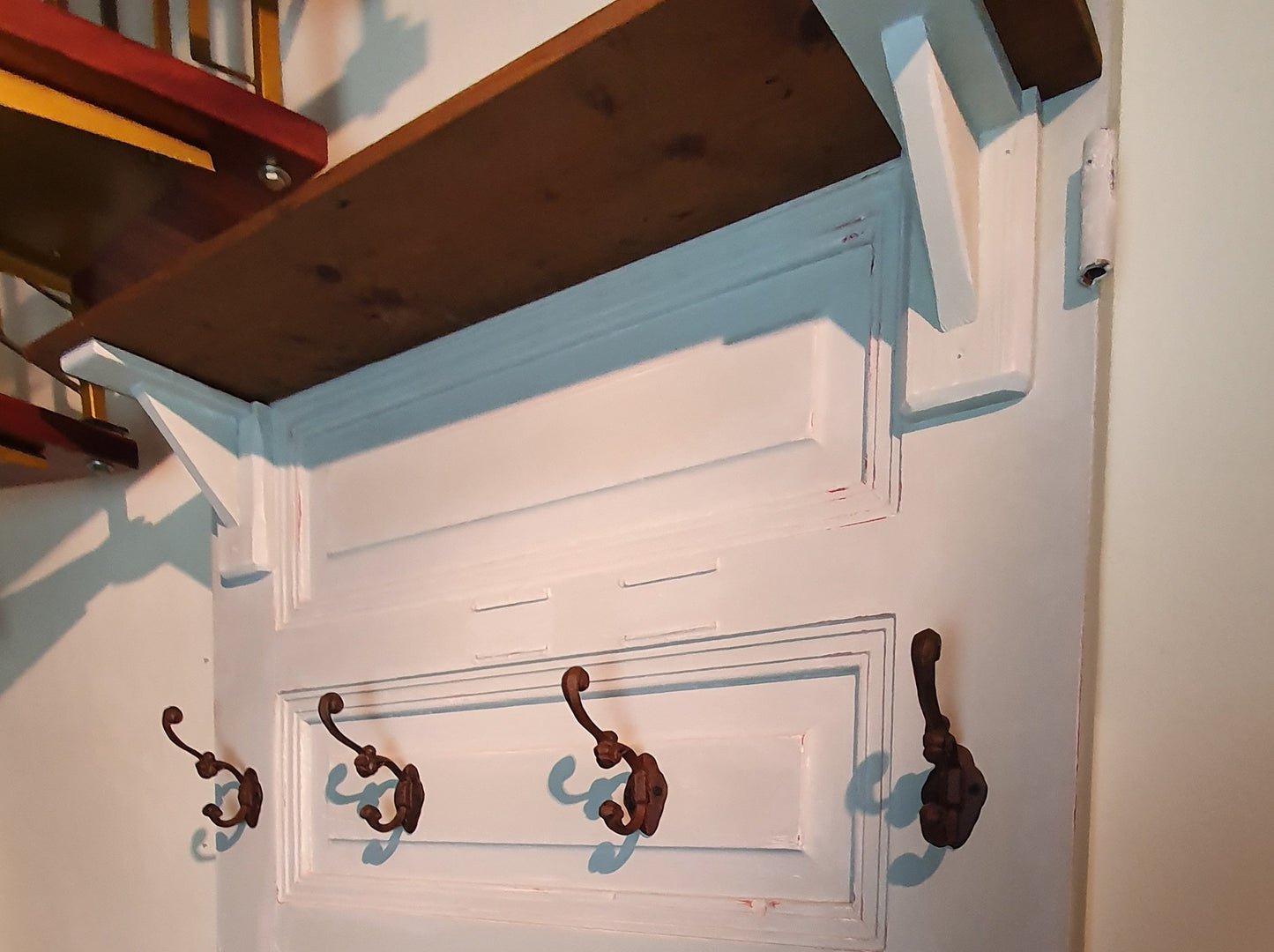 Vintage Garderobe aus alter Tür