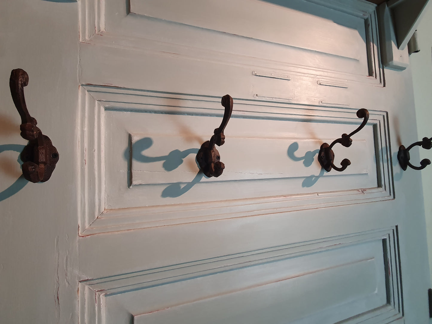 Vintage Garderobe aus alter Tür