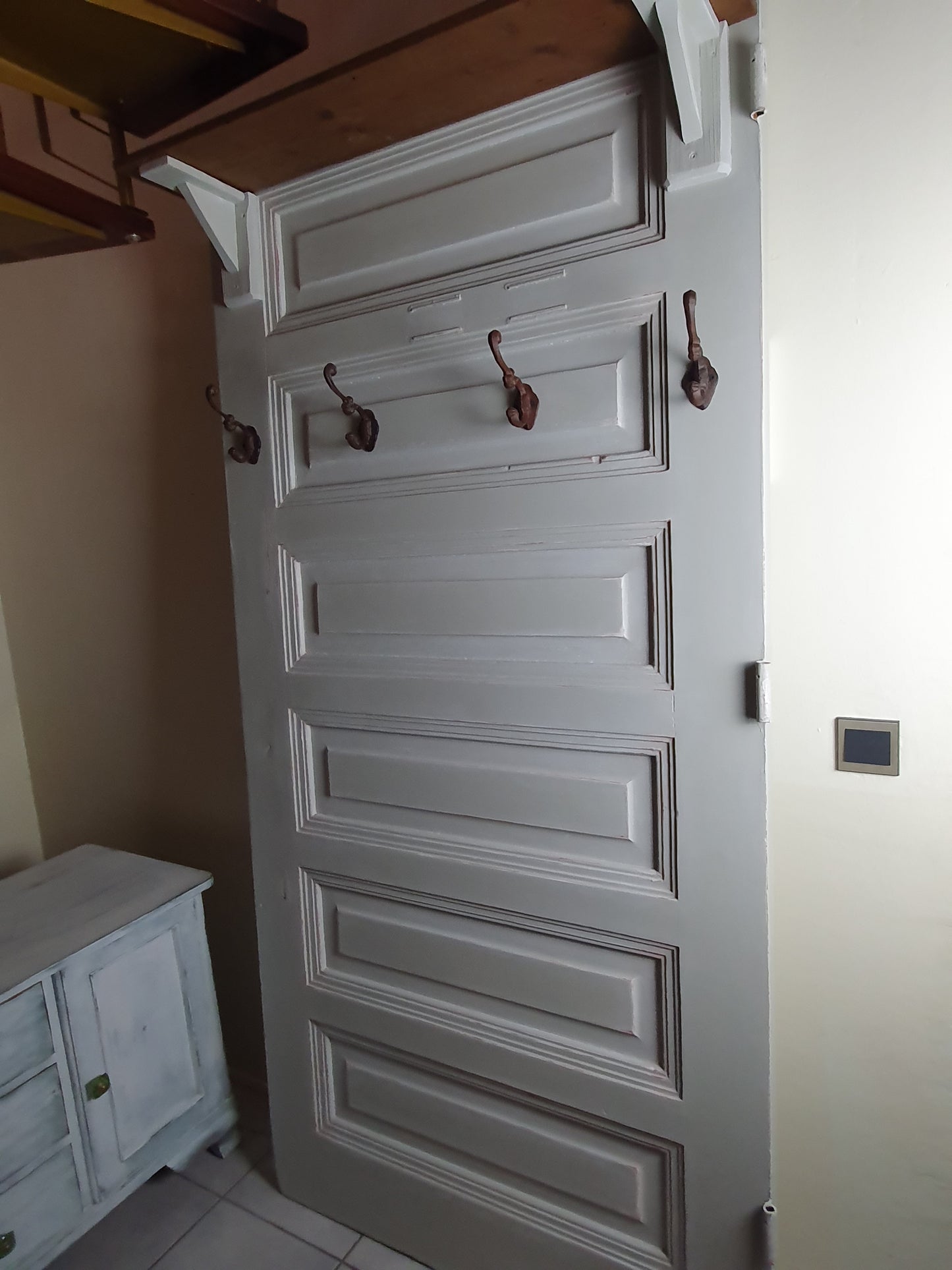 Vintage Garderobe aus alter Tür