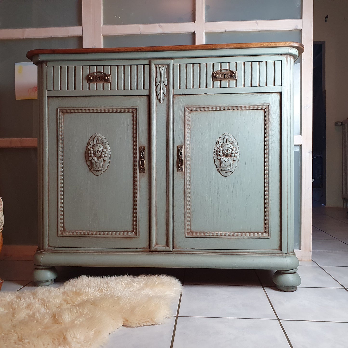 Stattliche Antike Anrichte mit Rosteffekt restyled