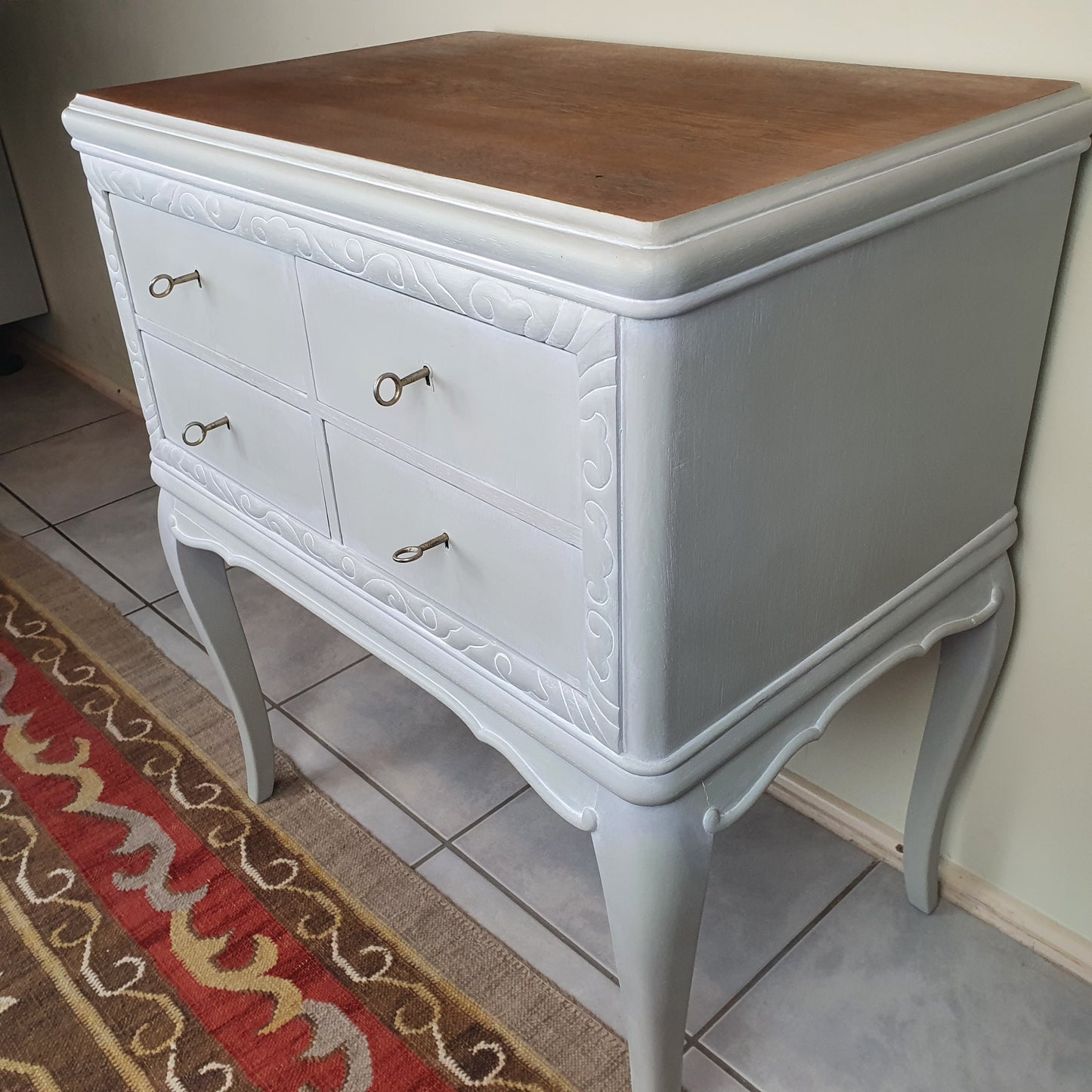Zierlicher antiker Nähtisch/ Kommode im Shabbylook mit whitewash