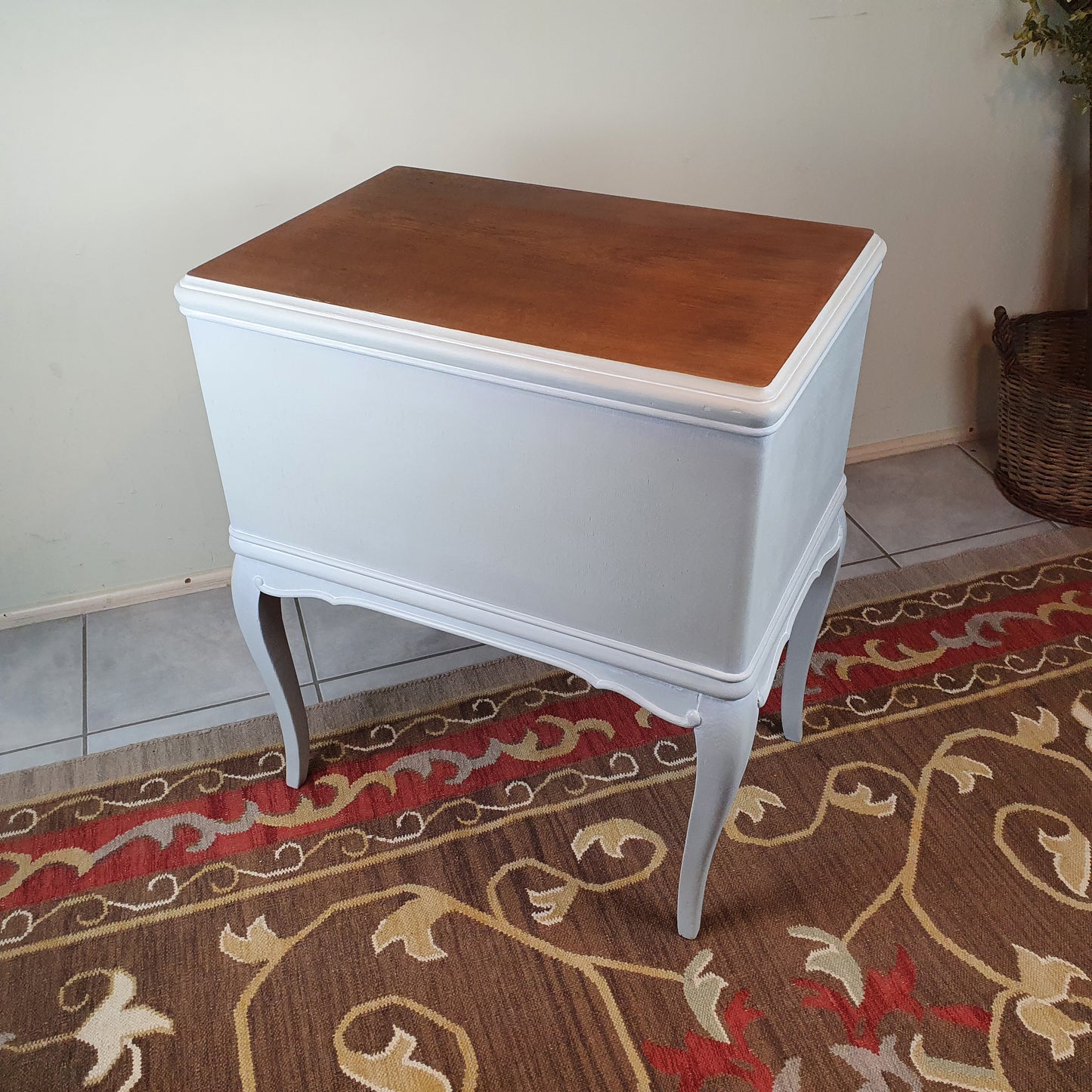 Zierlicher antiker Nähtisch/ Kommode im Shabbylook mit whitewash