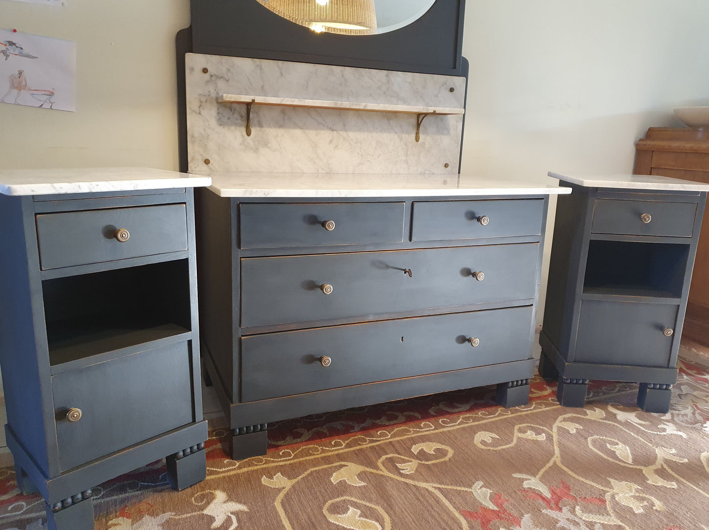 Restyle- Kommode/ Waschtisch mit Spiegel und Marmorgalerie mit zwei passenden Nachtschränke in dezentem Shabby-Look als Set