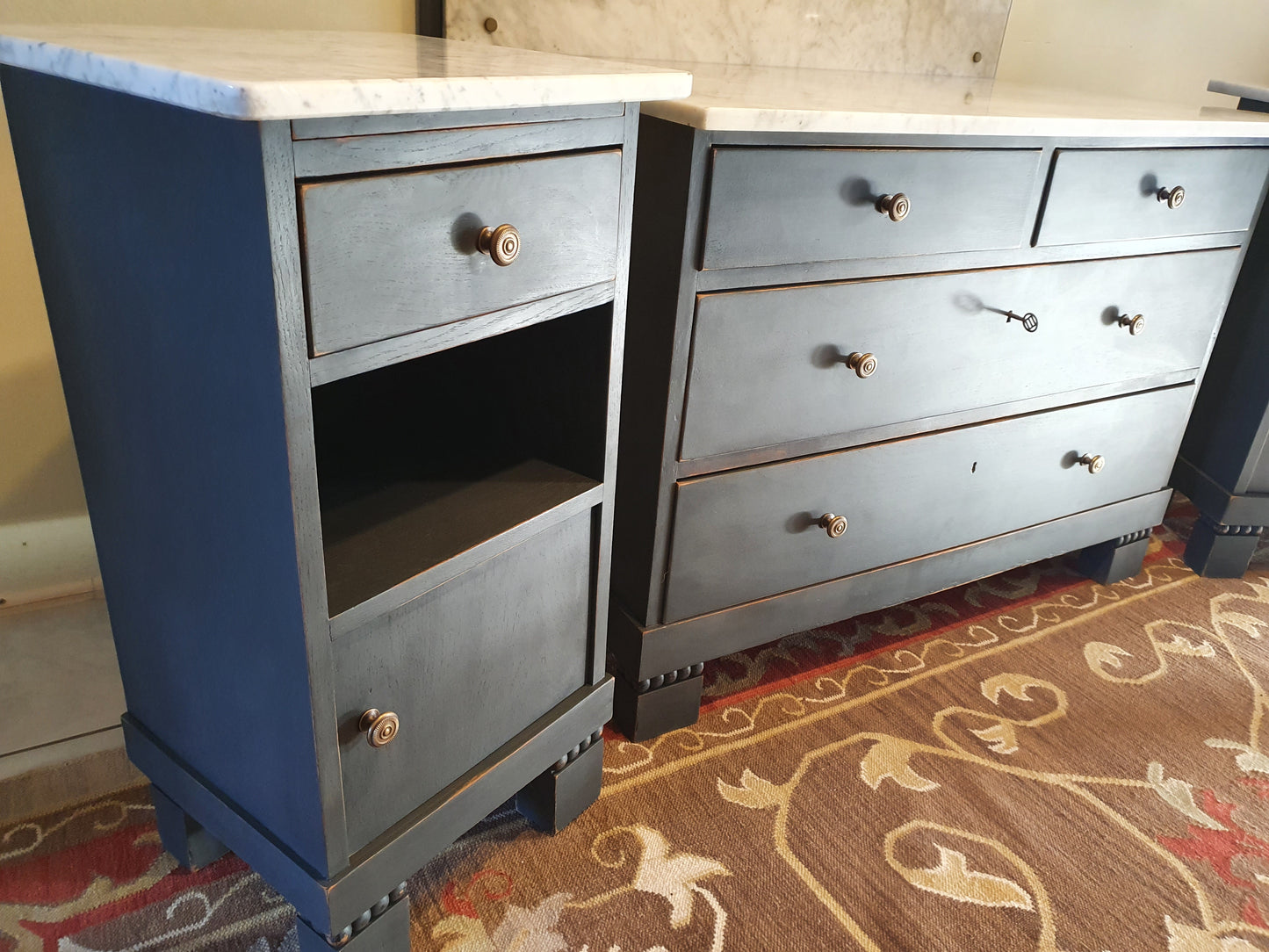 Restyle- Kommode/ Waschtisch mit Spiegel und Marmorgalerie mit zwei passenden Nachtschränke in dezentem Shabby-Look als Set