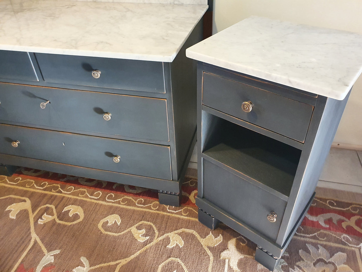 Restyle- Kommode/ Waschtisch mit Spiegel und Marmorgalerie mit zwei passenden Nachtschränke in dezentem Shabby-Look als Set
