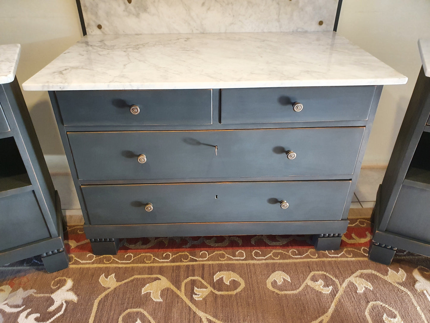 Restyle- Kommode/ Waschtisch mit Spiegel und Marmorgalerie mit zwei passenden Nachtschränke in dezentem Shabby-Look als Set
