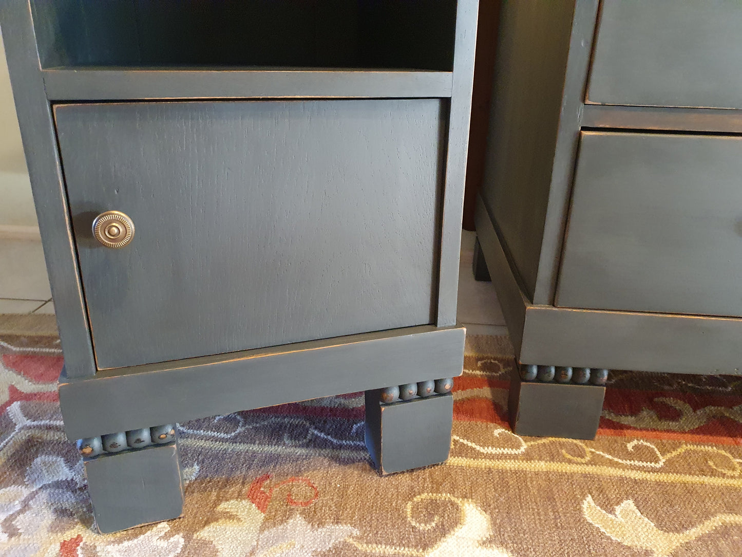Restyle- Kommode/ Waschtisch mit Spiegel und Marmorgalerie mit zwei passenden Nachtschränke in dezentem Shabby-Look als Set