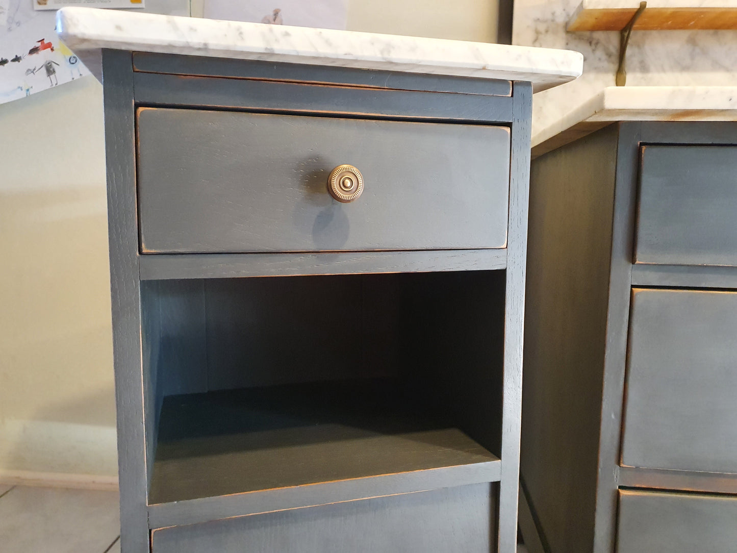 Restyle- Kommode/ Waschtisch mit Spiegel und Marmorgalerie mit zwei passenden Nachtschränke in dezentem Shabby-Look als Set
