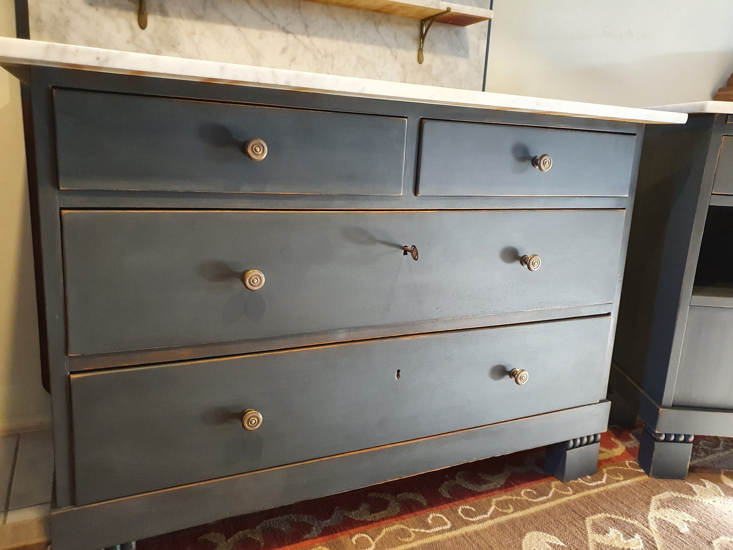 Restyle- Kommode/ Waschtisch mit Spiegel und Marmorgalerie mit zwei passenden Nachtschränke in dezentem Shabby-Look als Set