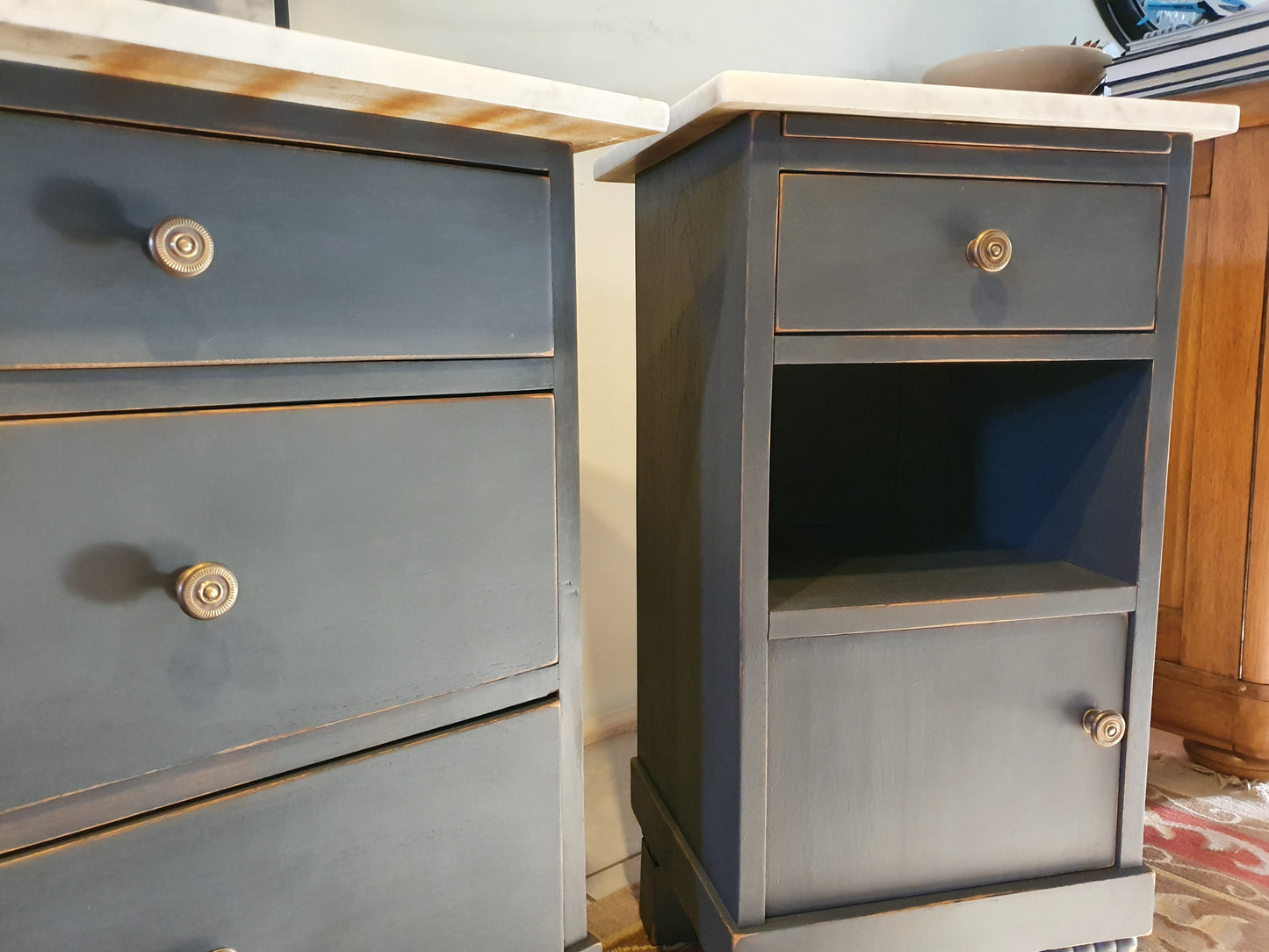 Restyle- Kommode/ Waschtisch mit Spiegel und Marmorgalerie mit zwei passenden Nachtschränke in dezentem Shabby-Look als Set