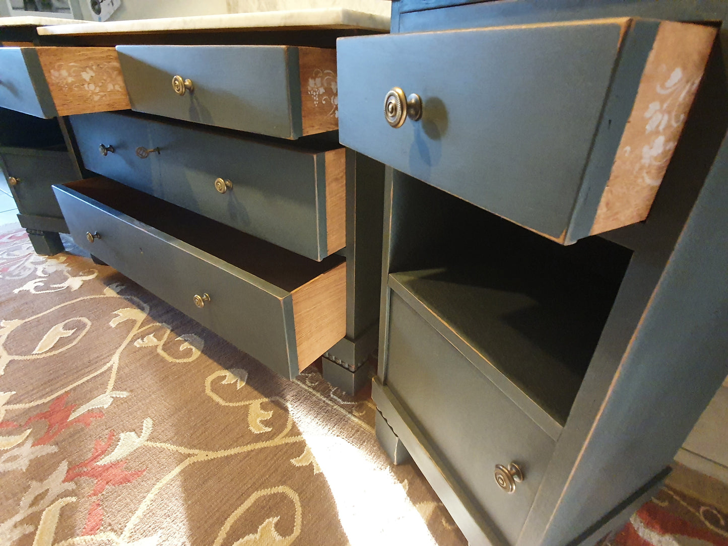 Restyle- Kommode/ Waschtisch mit Spiegel und Marmorgalerie mit zwei passenden Nachtschränke in dezentem Shabby-Look als Set