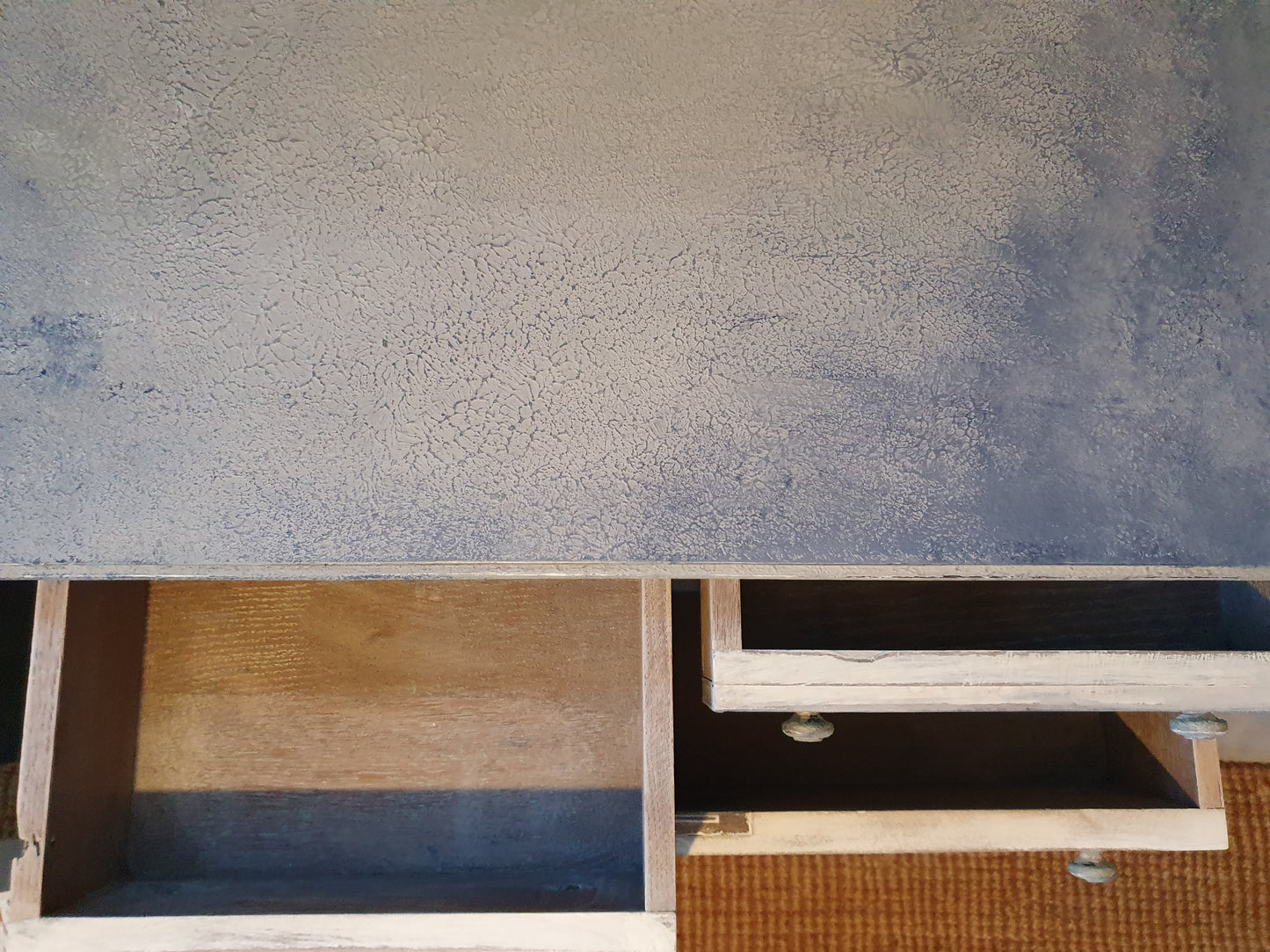 Antike Schubladen- Kommode mit Meeresrauschen