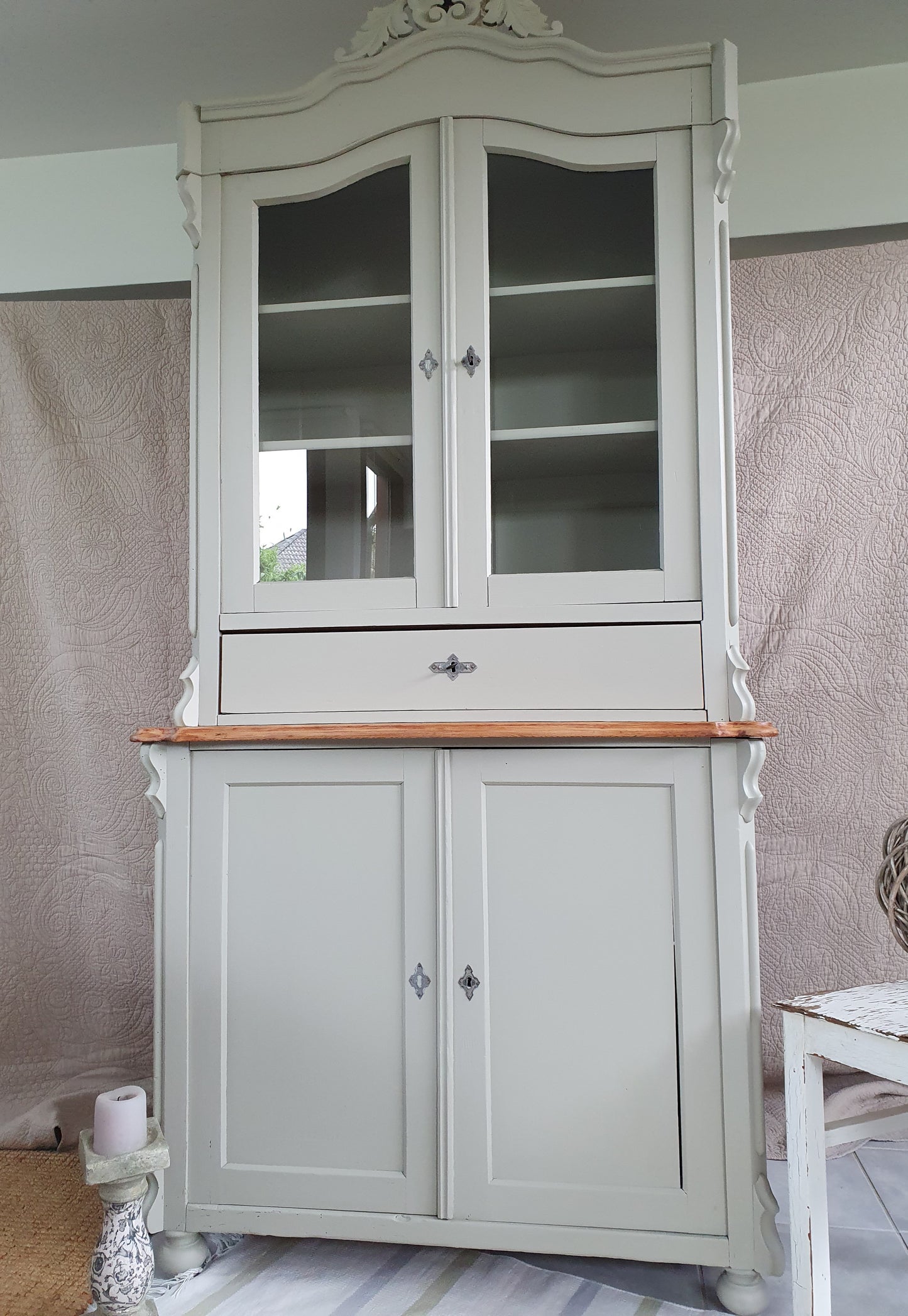 "Louis" - schönes antikes Buffet /Anrichte /Vitrine in schlichtem Shabbylook
