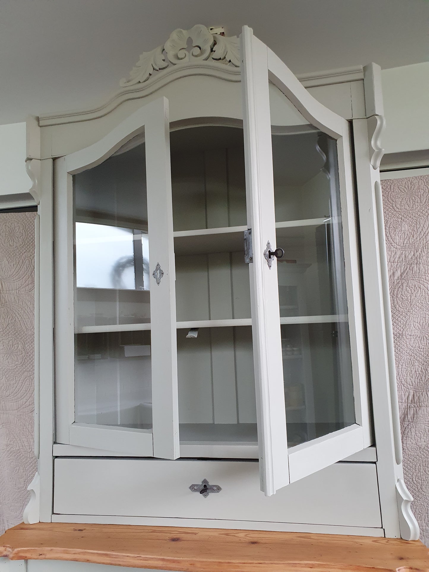 "Louis" - schönes antikes Buffet /Anrichte /Vitrine in schlichtem Shabbylook