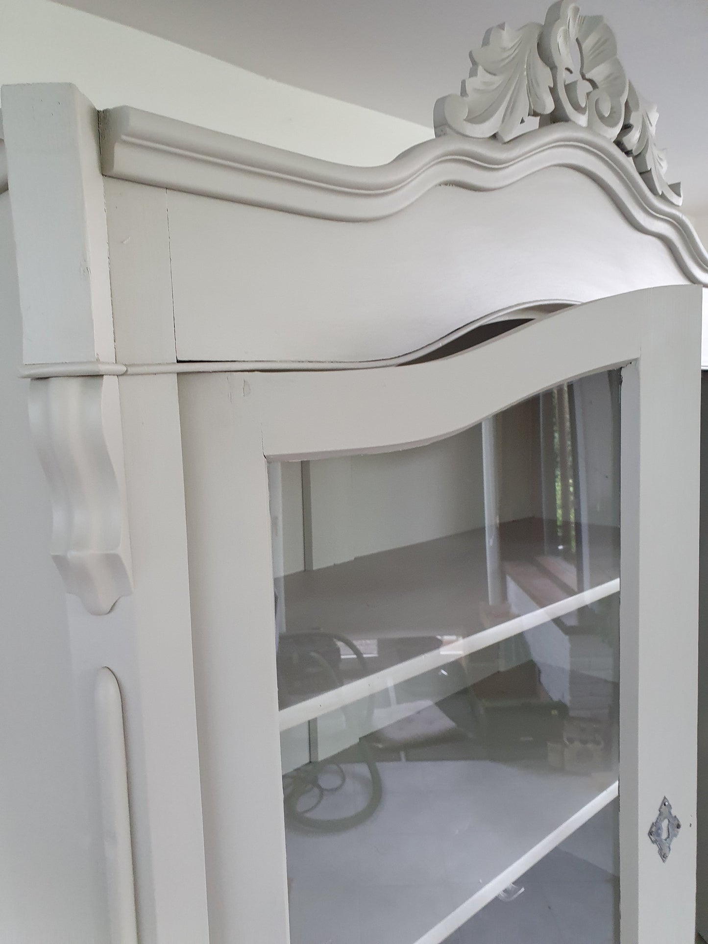 "Louis" - schönes antikes Buffet /Anrichte /Vitrine in schlichtem Shabbylook