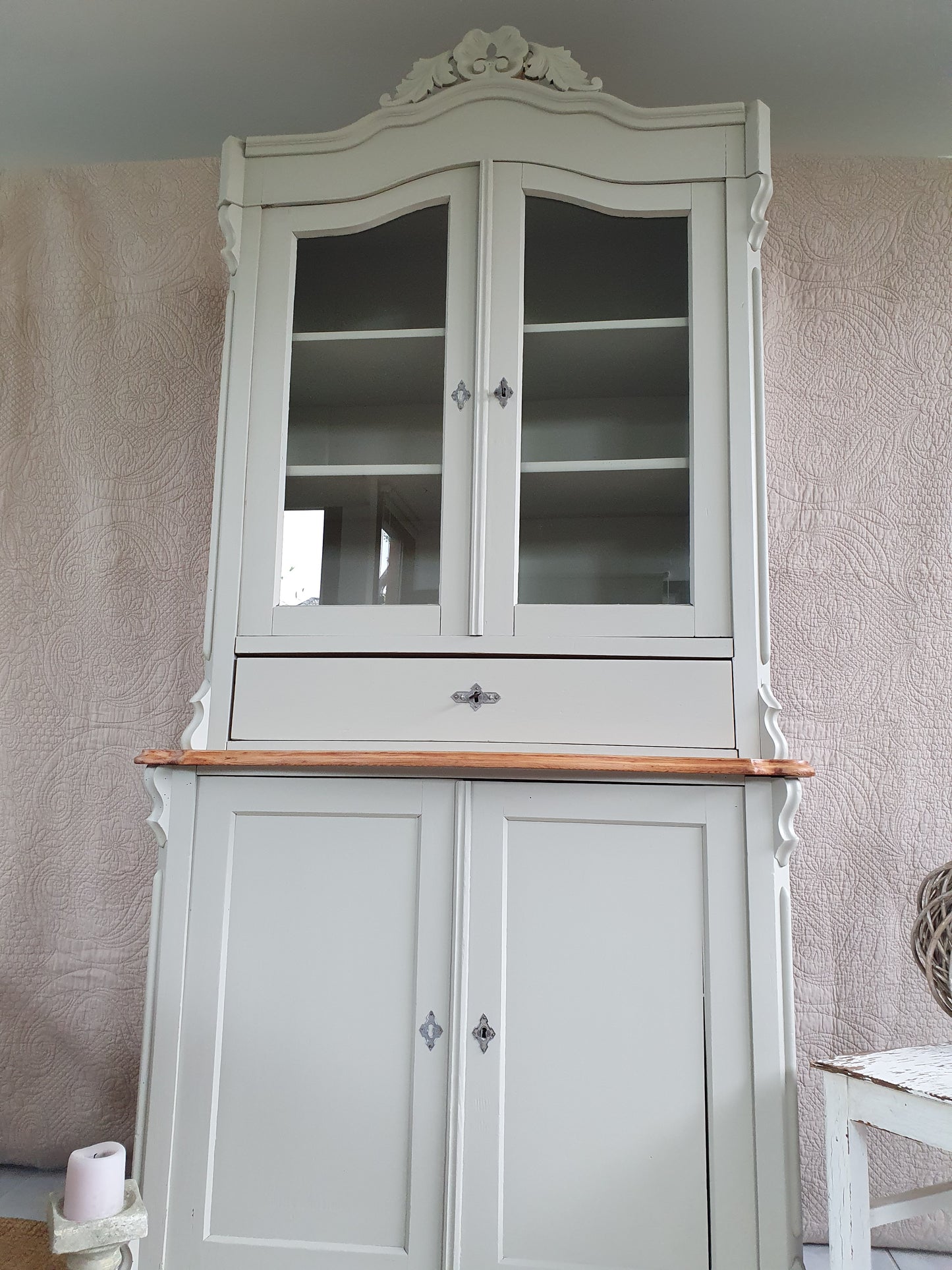 "Louis" - schönes antikes Buffet /Anrichte /Vitrine in schlichtem Shabbylook
