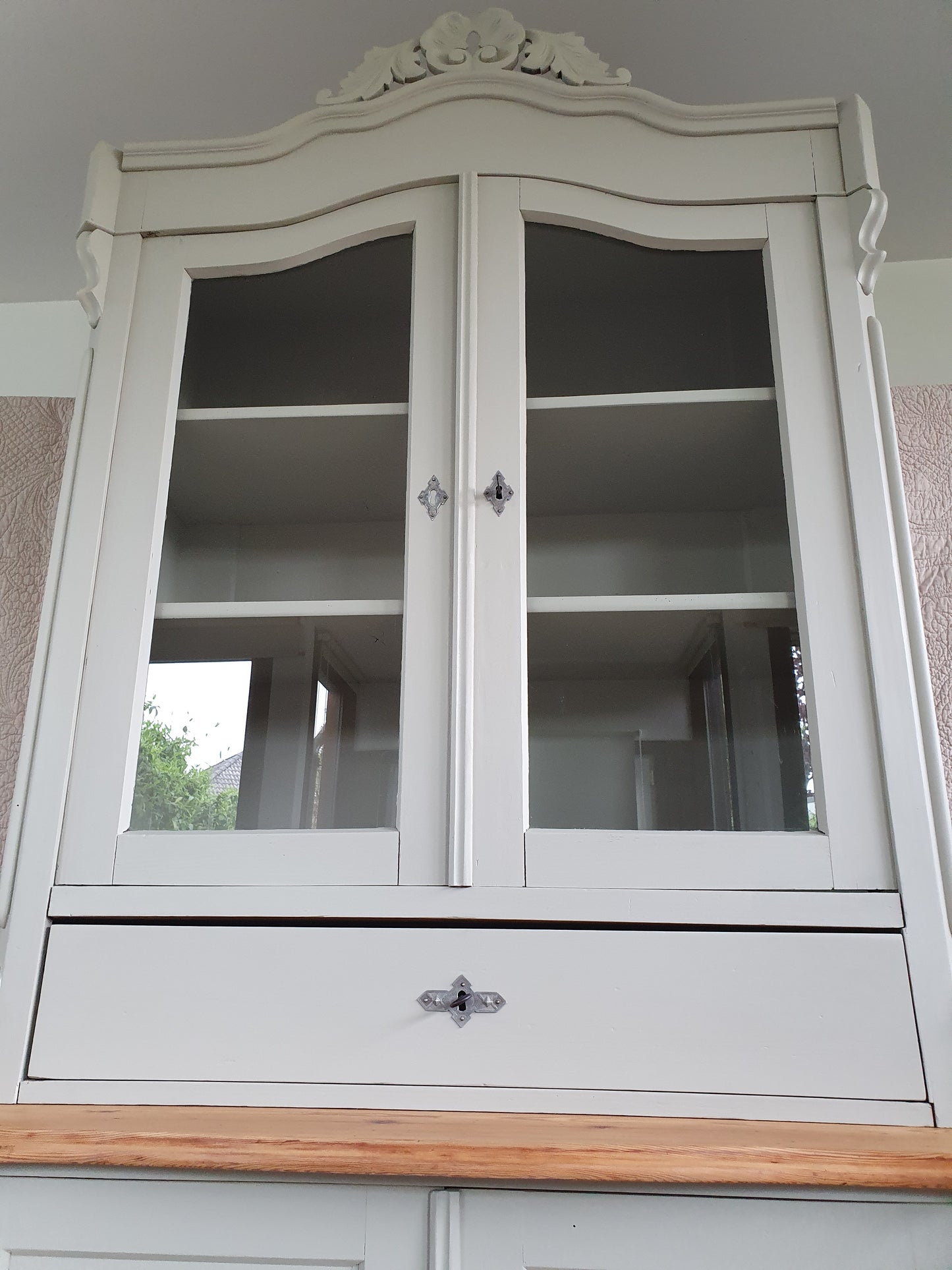 "Louis" - schönes antikes Buffet /Anrichte /Vitrine in schlichtem Shabbylook
