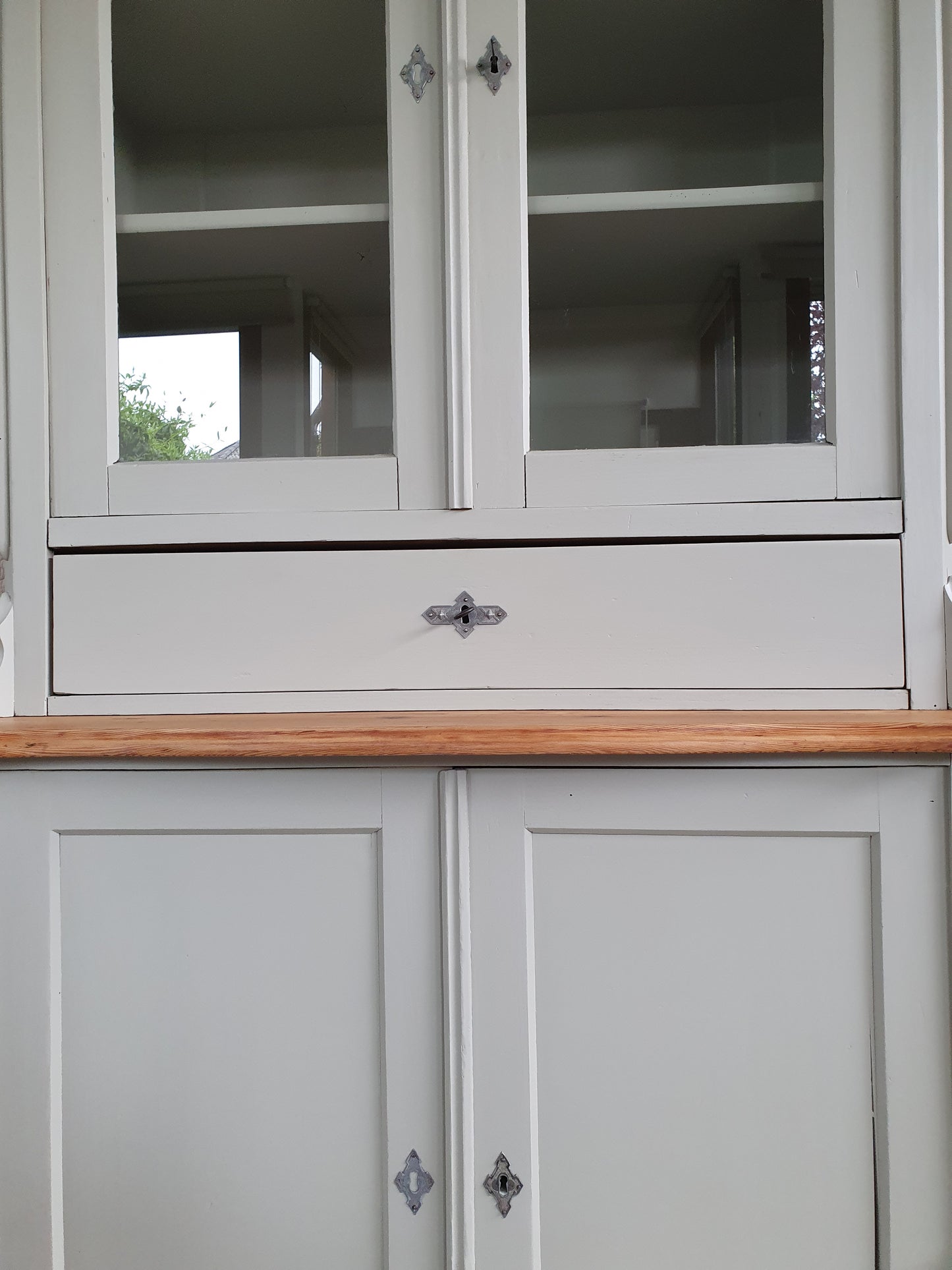 "Louis" - schönes antikes Buffet /Anrichte /Vitrine in schlichtem Shabbylook