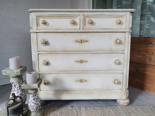 Antike Schubladen- Kommode im klassischen Shabby-Look