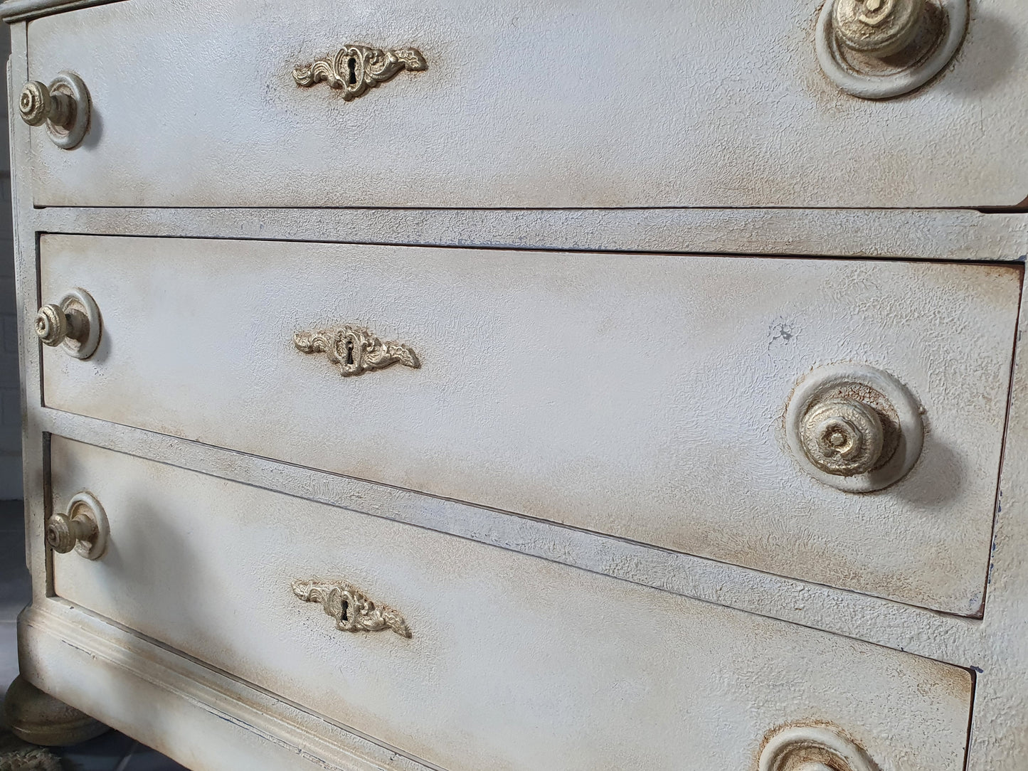 Antike Schubladen- Kommode im klassischen Shabby-Look