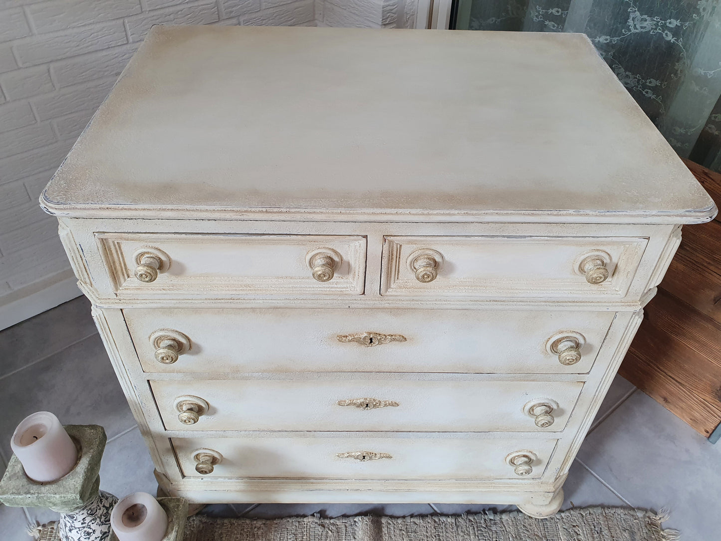 Antike Schubladen- Kommode im klassischen Shabby-Look