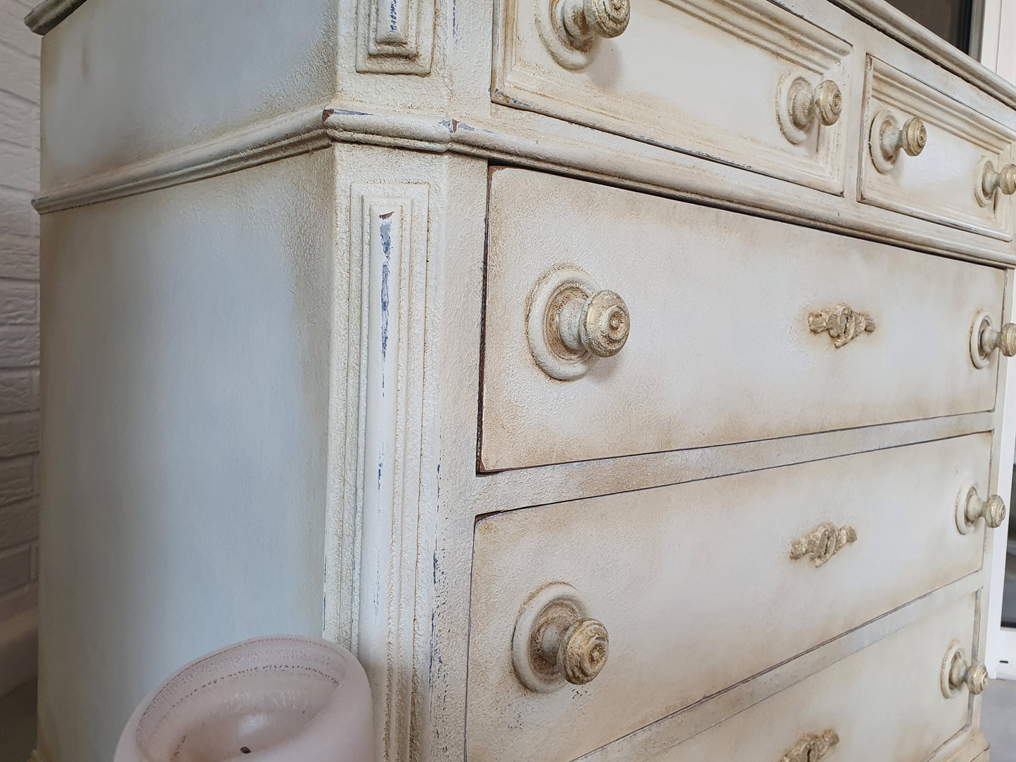 Antike Schubladen- Kommode im klassischen Shabby-Look