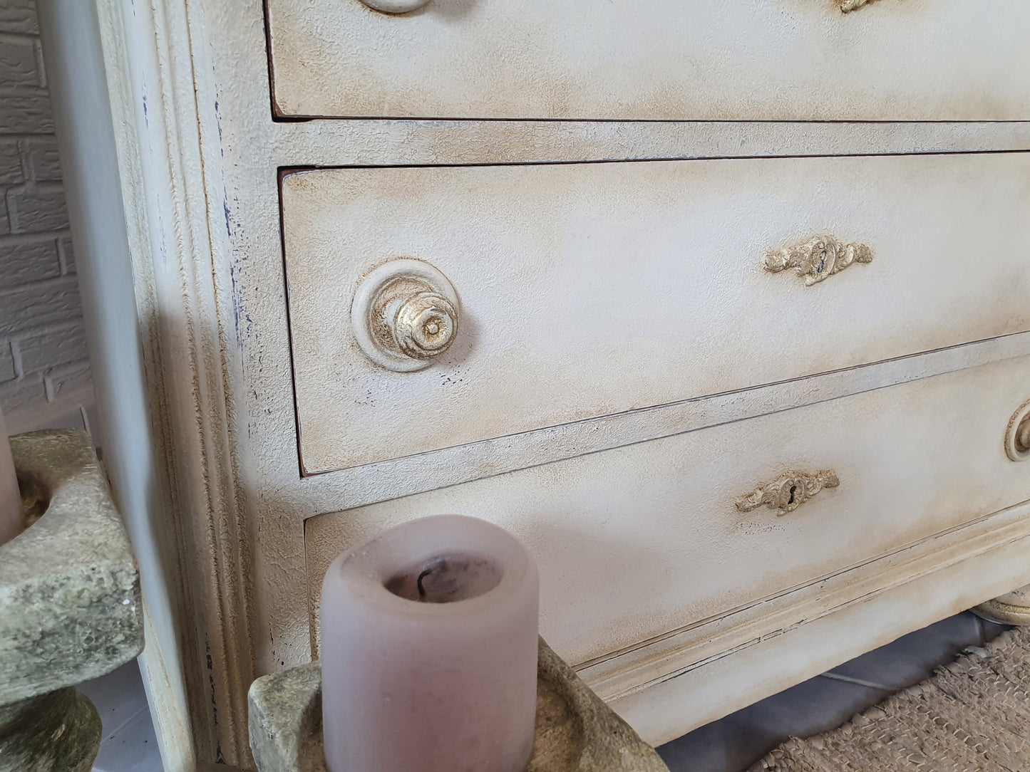 Antike Schubladen- Kommode im klassischen Shabby-Look