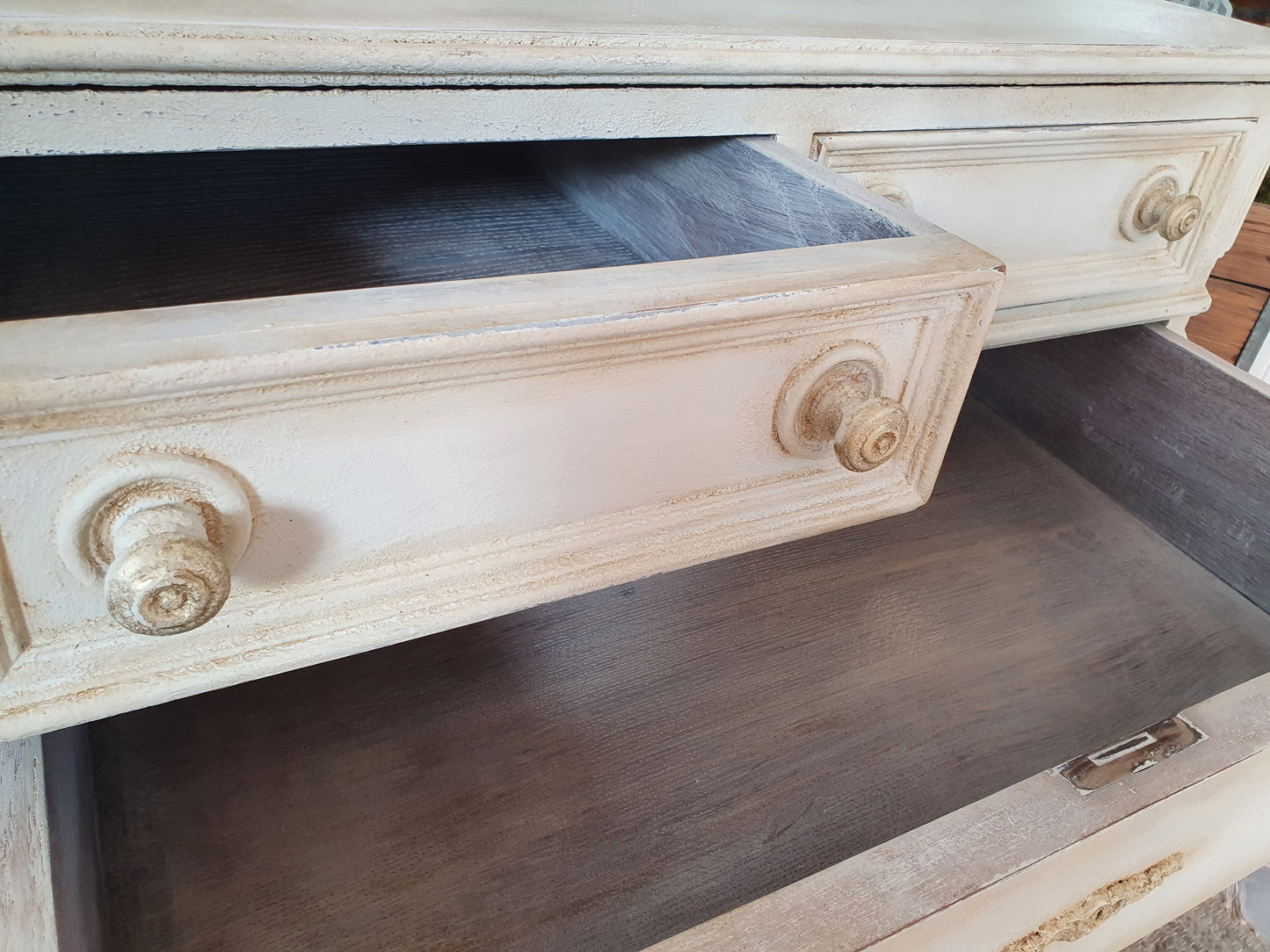 Antike Schubladen- Kommode im klassischen Shabby-Look