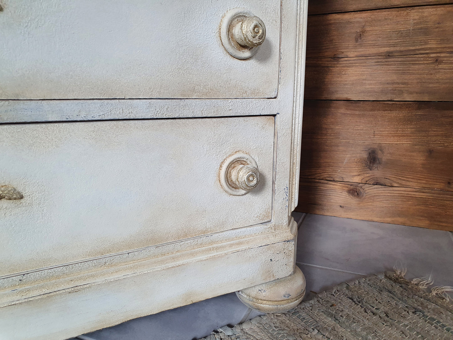 Antike Schubladen- Kommode im klassischen Shabby-Look