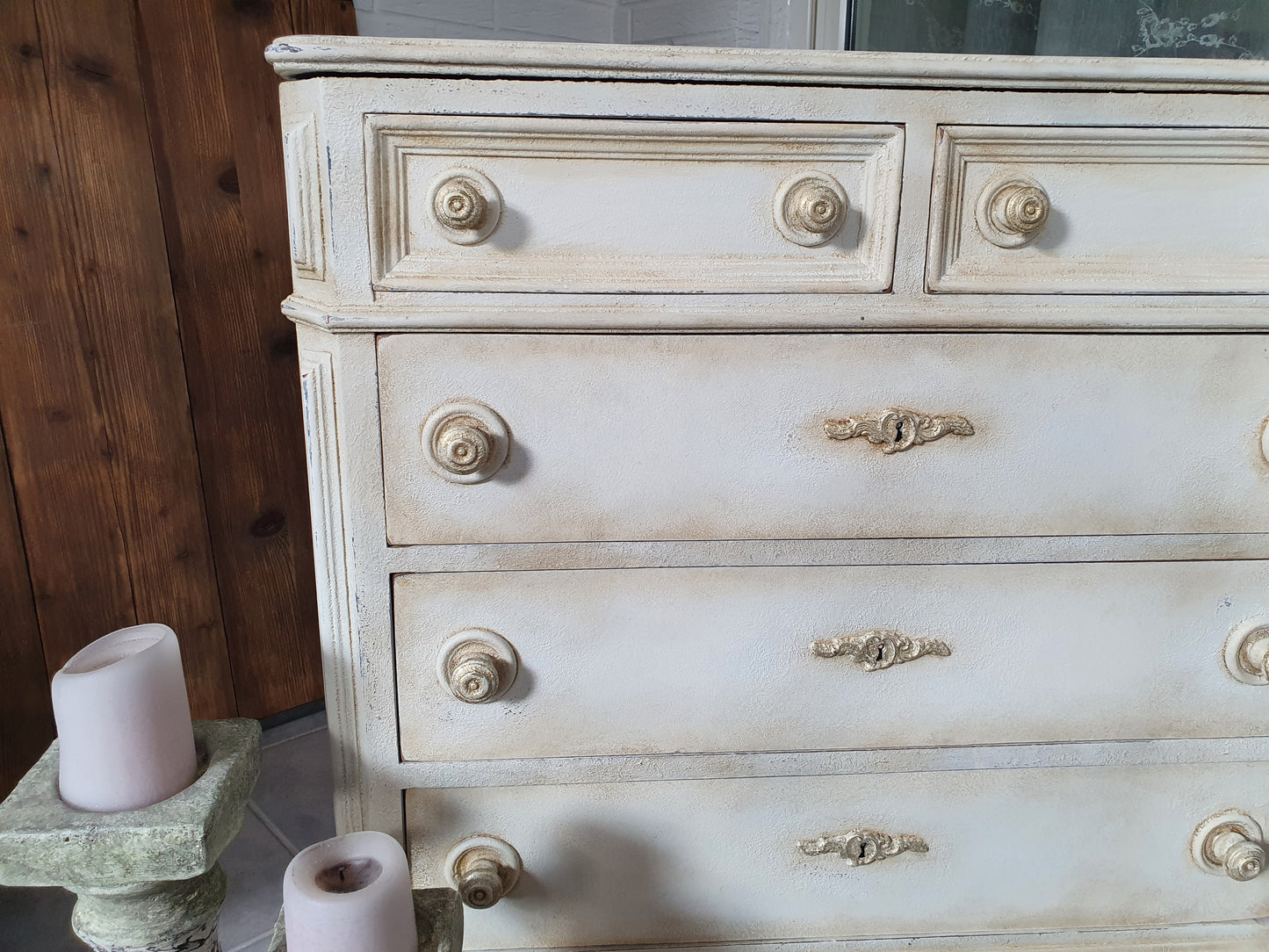 Antike Schubladen- Kommode im klassischen Shabby-Look