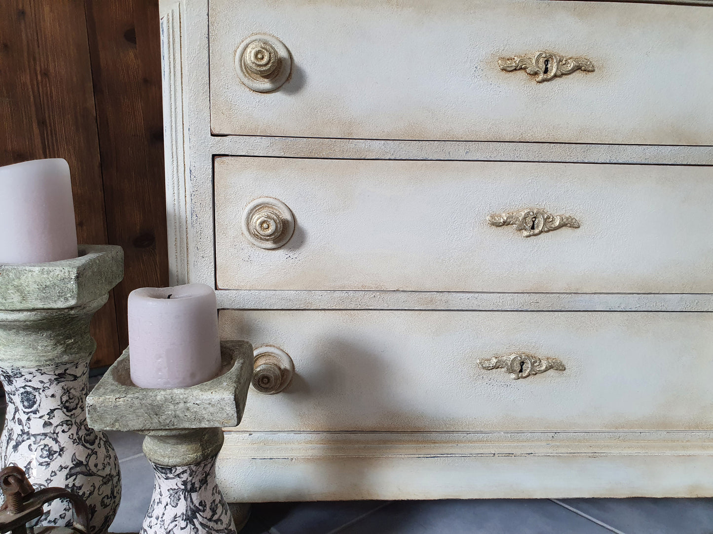 Antike Schubladen- Kommode im klassischen Shabby-Look