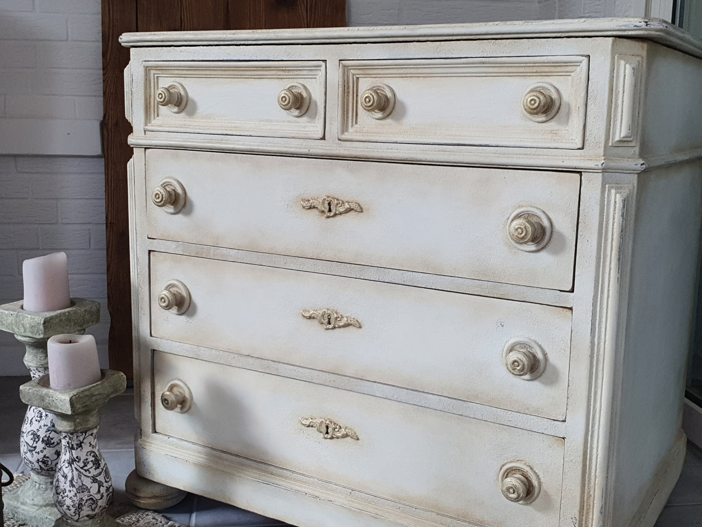 Antike Schubladen- Kommode im klassischen Shabby-Look