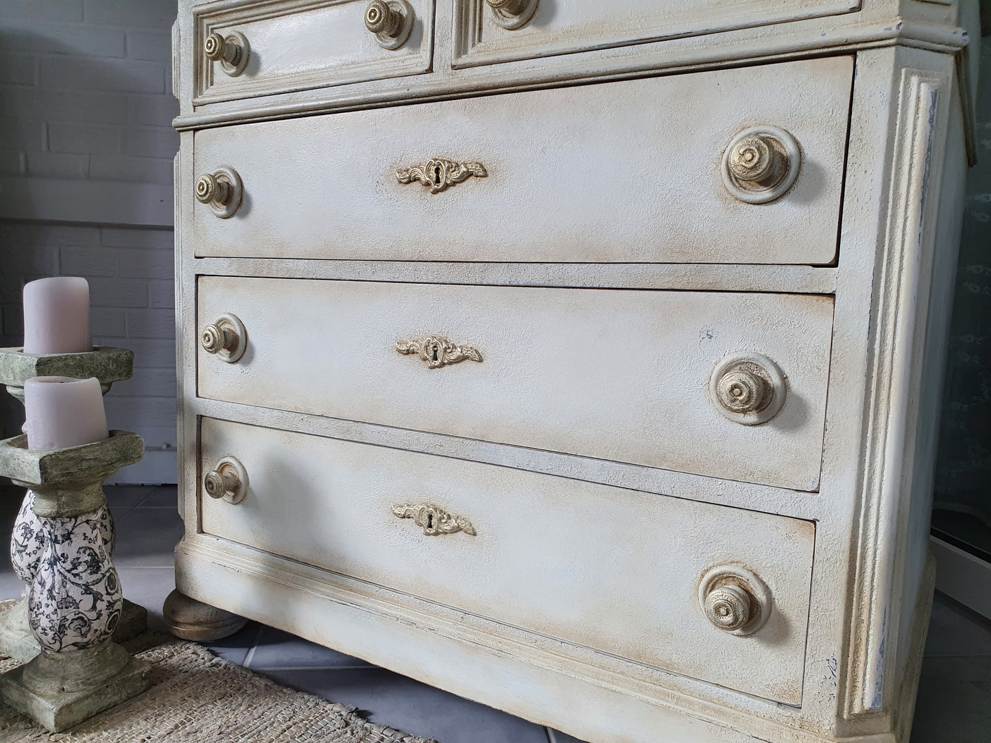 Antike Schubladen- Kommode im klassischen Shabby-Look
