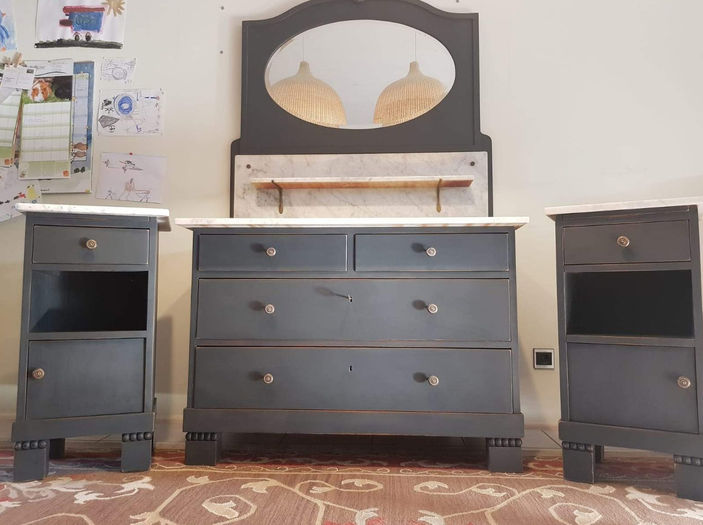 Restyle- Kommode/ Waschtisch mit Spiegel und Marmorgalerie mit zwei passenden Nachtschränke in dezentem Shabby-Look als Set