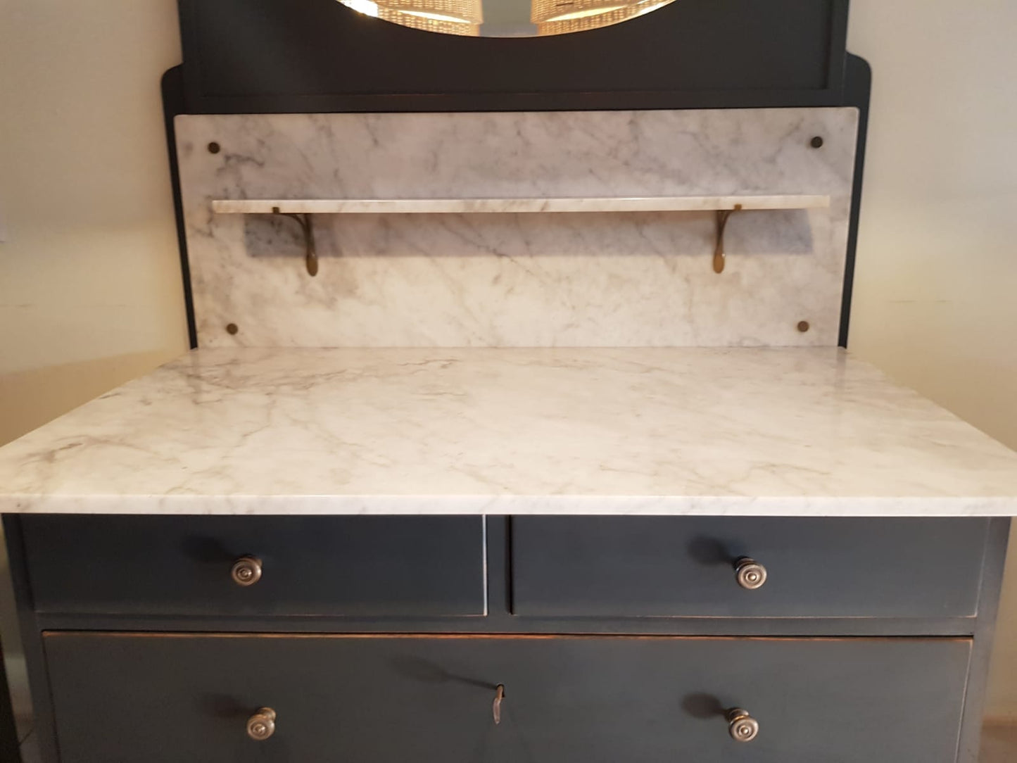 Restyle- Kommode/ Waschtisch mit Spiegel und Marmorgalerie mit zwei passenden Nachtschränke in dezentem Shabby-Look als Set