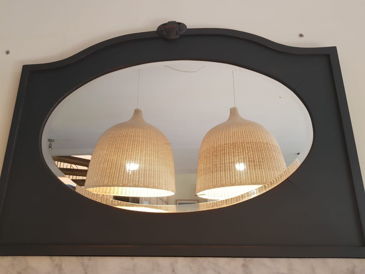 Restyle- Kommode/ Waschtisch mit Spiegel und Marmorgalerie mit zwei passenden Nachtschränke in dezentem Shabby-Look als Set