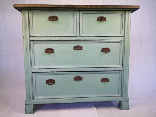 Antike Kommode mit Schubladen restyle in Curacao Green