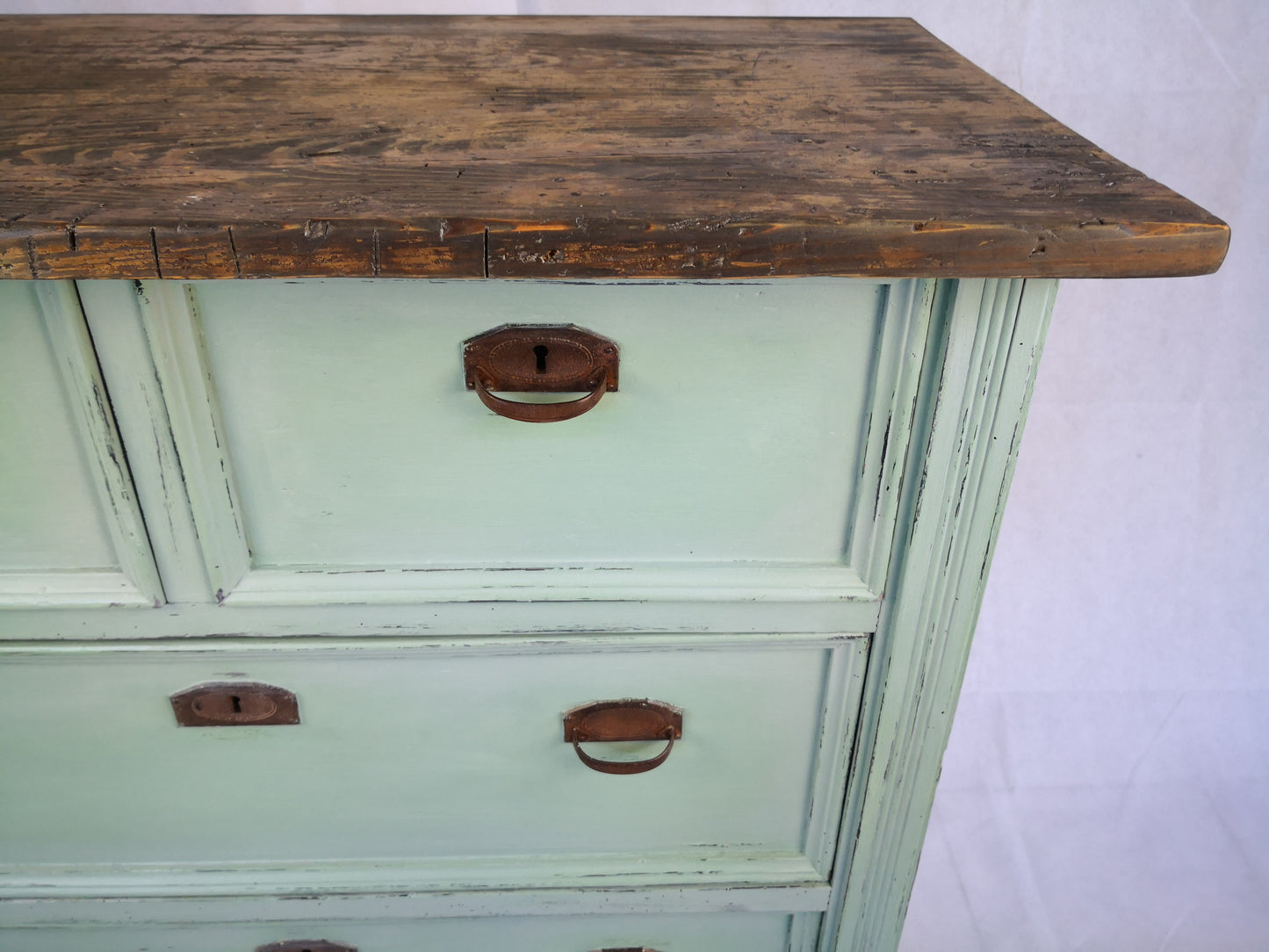 Antike Kommode mit Schubladen restyle in Curacao Green