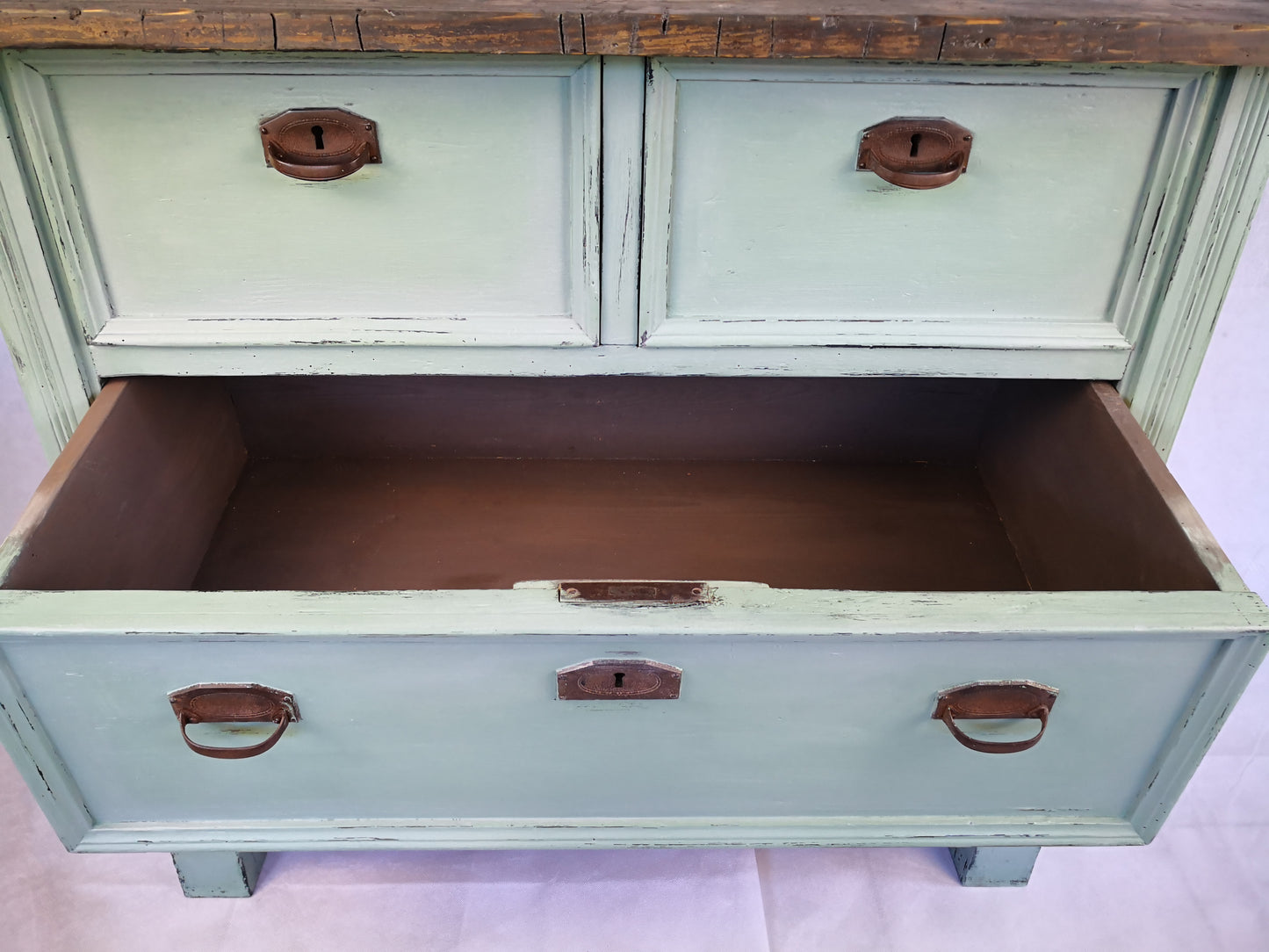 Antike Kommode mit Schubladen restyle in Curacao Green