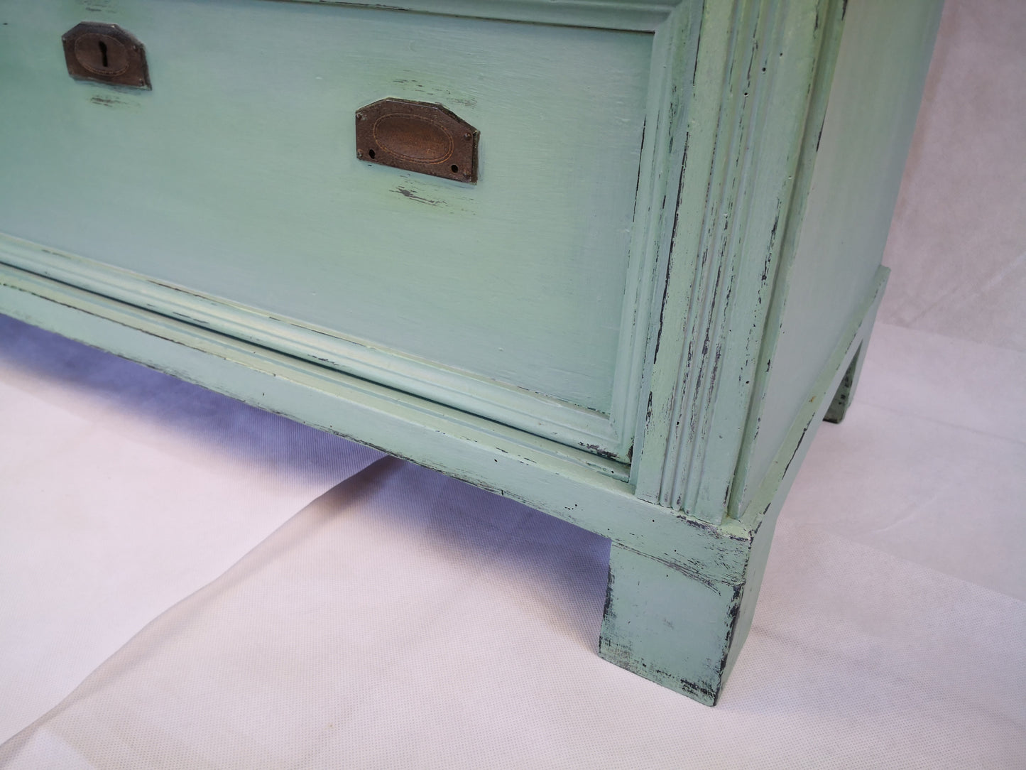 Antike Kommode mit Schubladen restyle in Curacao Green