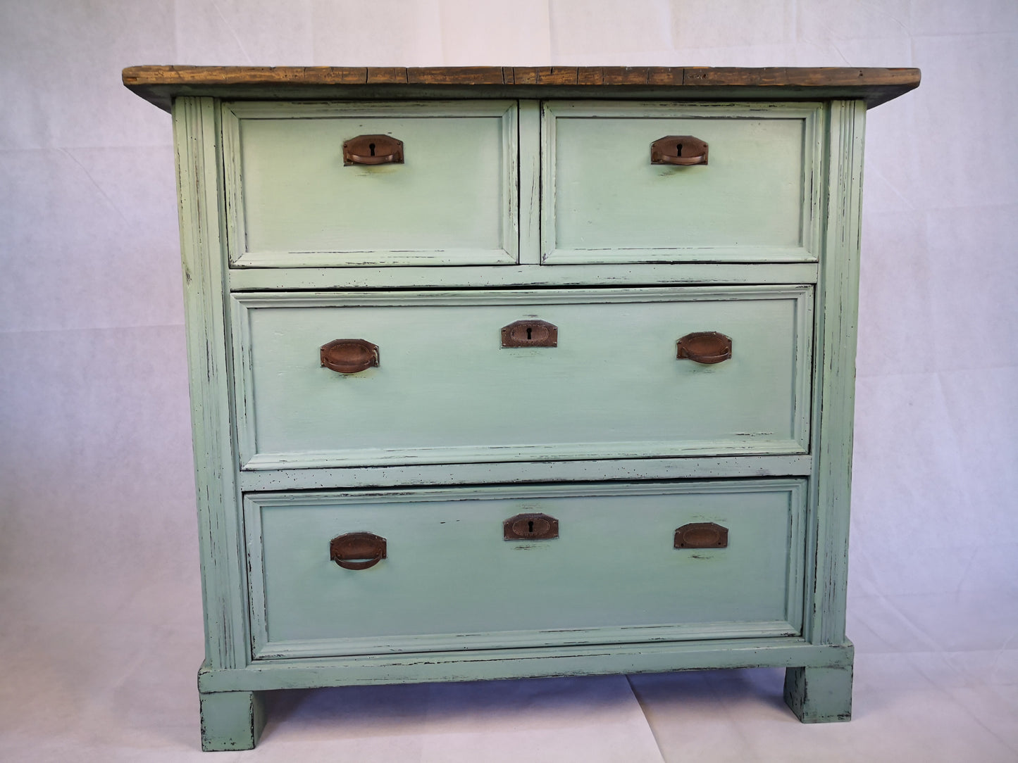 Antike Kommode mit Schubladen restyle in Curacao Green