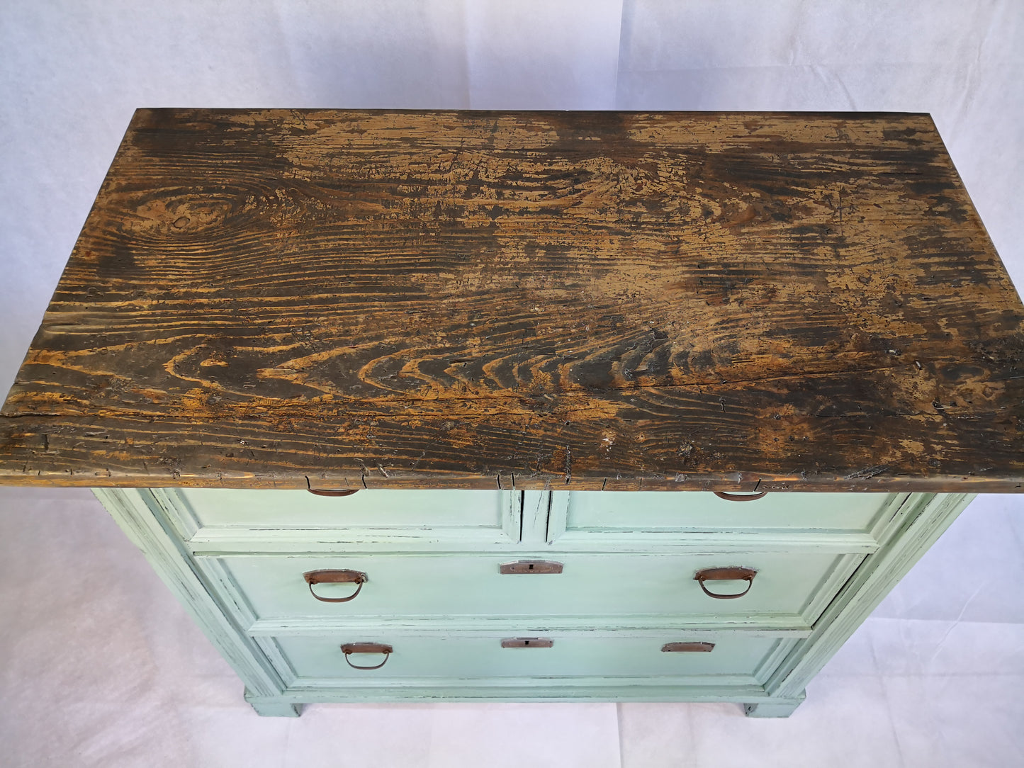 Antike Kommode mit Schubladen restyle in Curacao Green