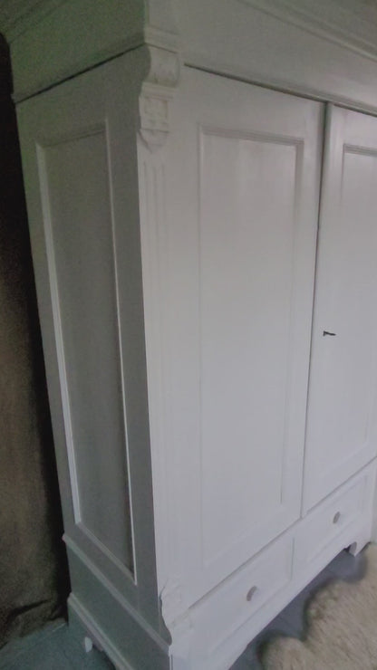 Antiker massiver Wäscheschrank "Aurelia"