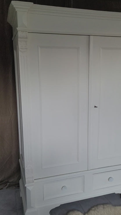 Antiker massiver Wäscheschrank "Aurelia"